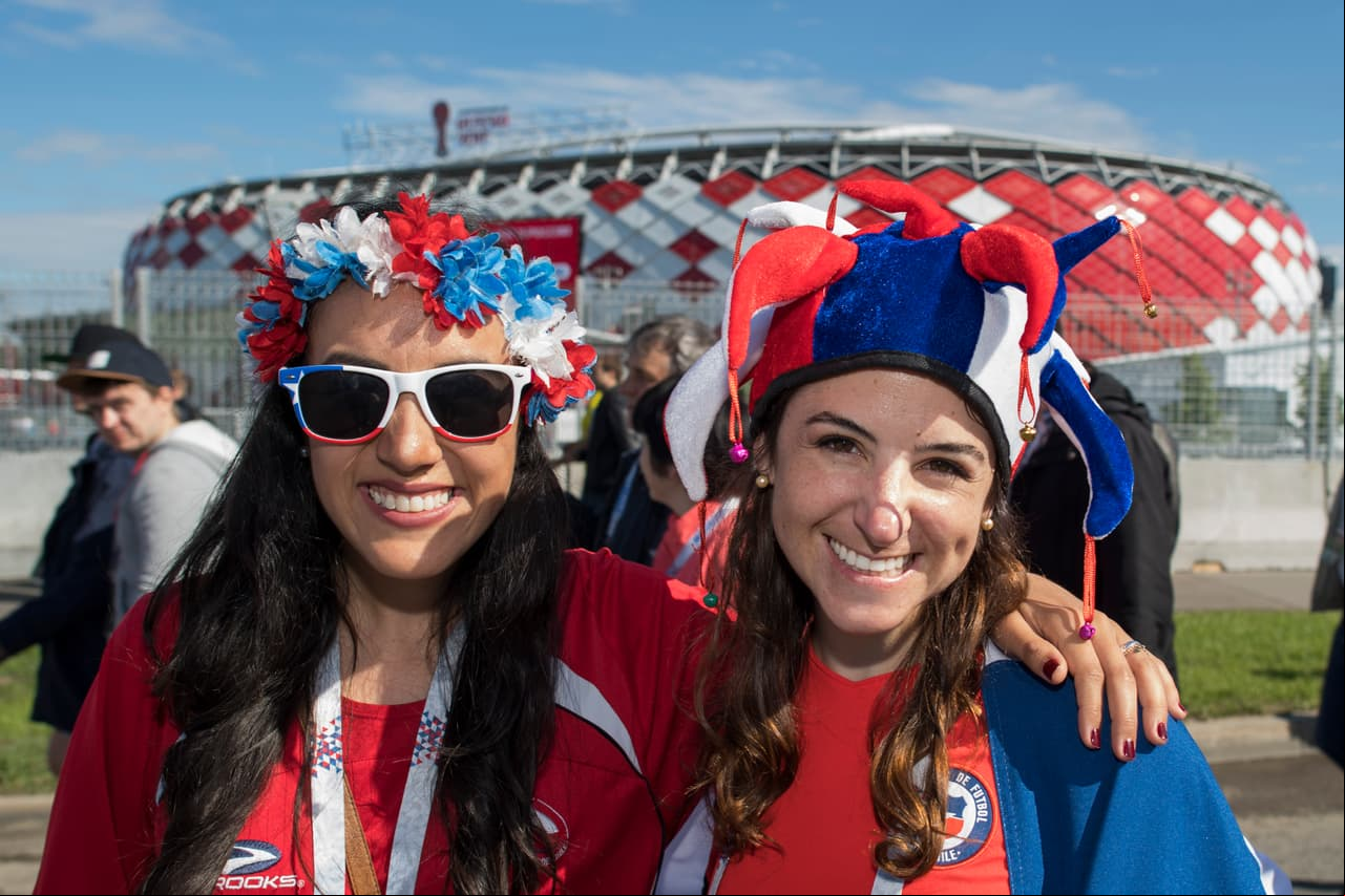 Poco a poco las hermosas aficionadas chilenas iban llegando al estadio moscovita.