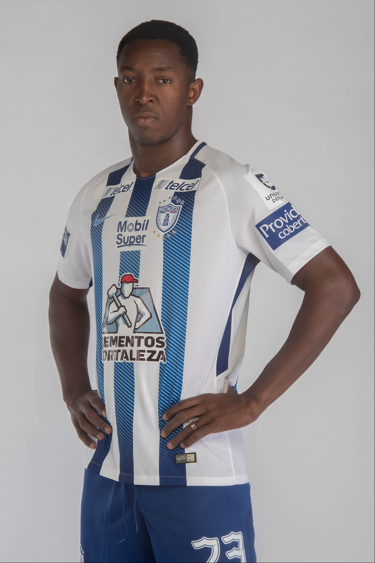 En la selección cafetera está 
<b>Óscar Murillo, jugador de Pachuca. </b>El defensor ya atraviesa su tercera temporada en la Liga MX, desde que se unió procedente del Atlético Nacional. Es uno de los titulares fijos en el esquema de los Tuzos.
