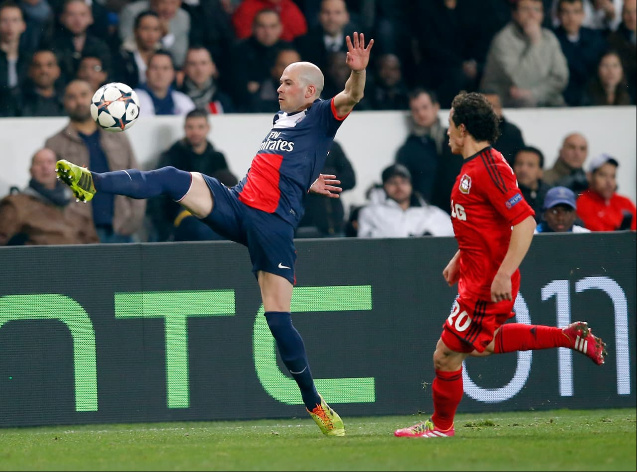 Con Bayer Leverkusen, Guardado volvió a vivir la experiencia en la Champions League, aunque en el equipo alemán no tuvo suficiente regularidad y apenas disputó un total de siete partidos.