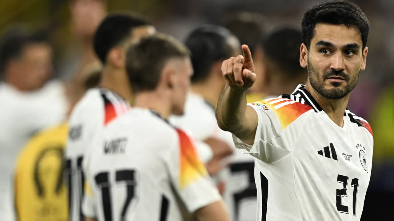 Ilkay Gündogan saluda a los aficionados al final del partido de Octavos de Final de la Eurocopa 2024 entre Alemania y Dinamarca.