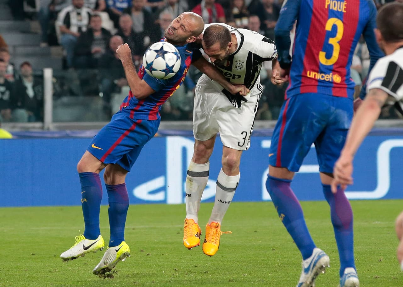 Al minuto 10 del segundo tiempo, Giorgio Chiellini puso de un cabezazo un 3-0 que cayó como agua fría para Barcelona, impotente en defensa y en ataque.