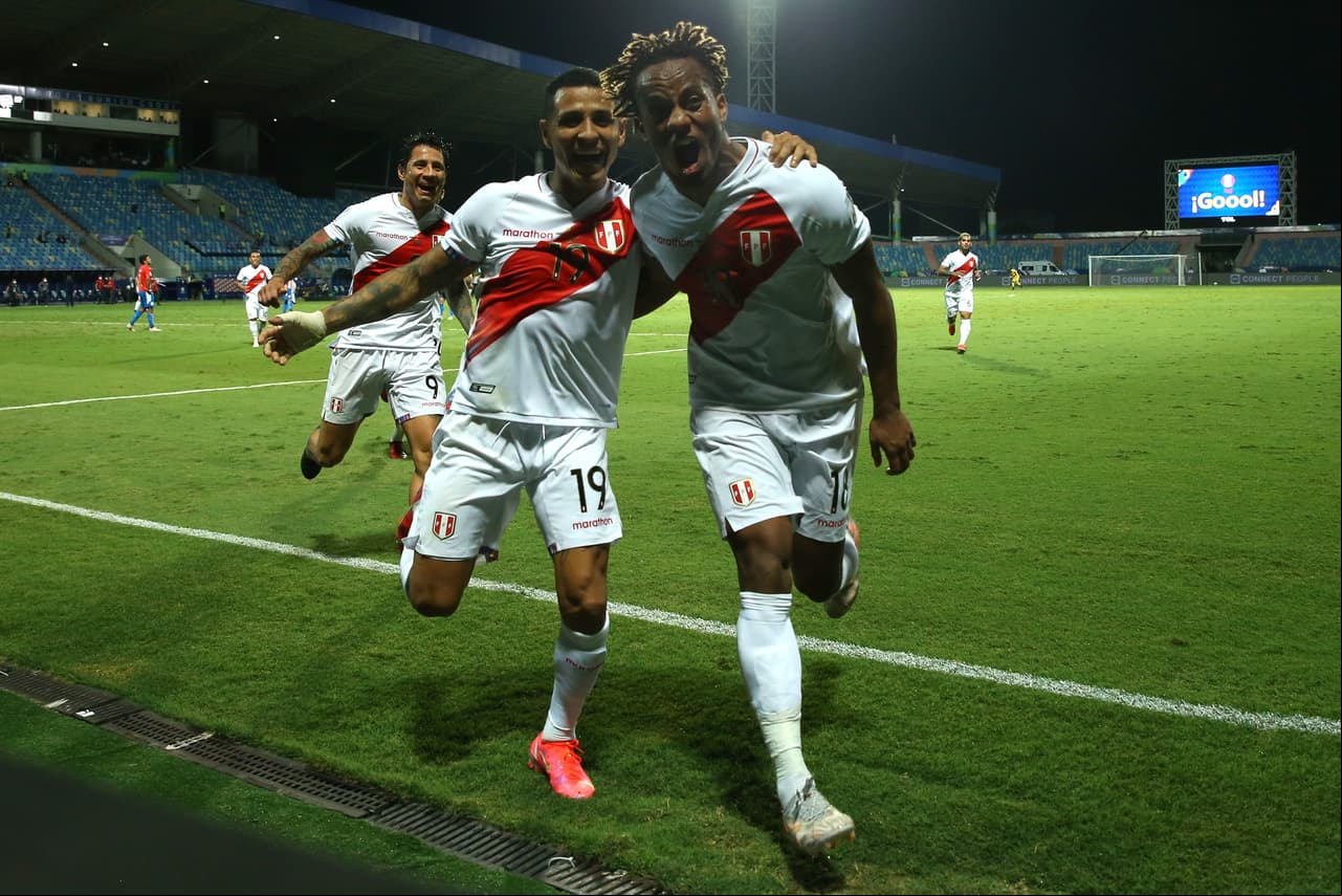 De la euforia al lamento. Así festejaron André Carillo y Yoshimar Yotún el gol ante Paraguay en Cuartos de Final.
