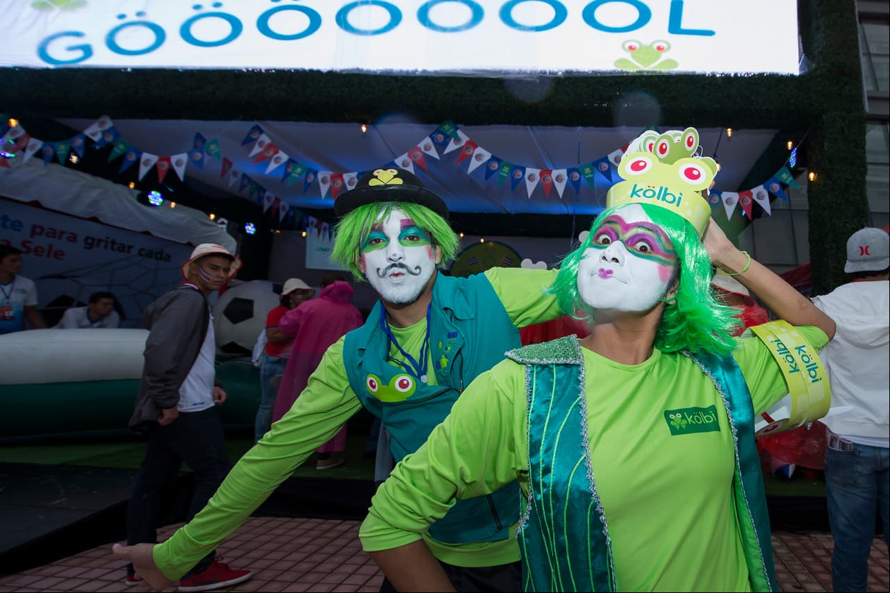 Los mimos y los payasos también tuvieron su papel principal par aanimar a los fanáticos en las afueras del estadio.