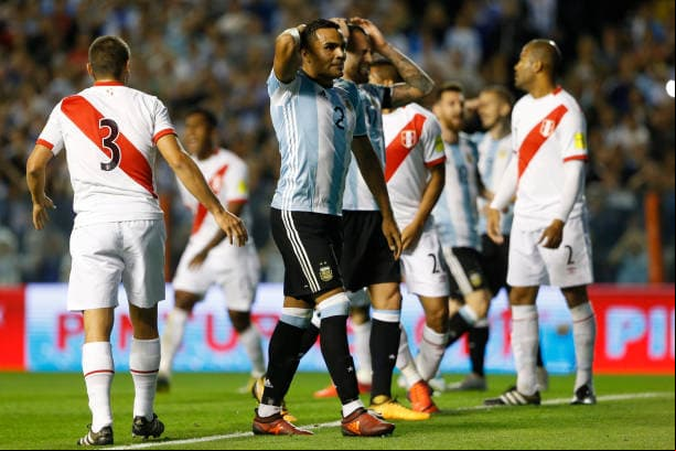 Argentina se estrelló con Perú y tiene pie y medio fuera de Rusia 2018