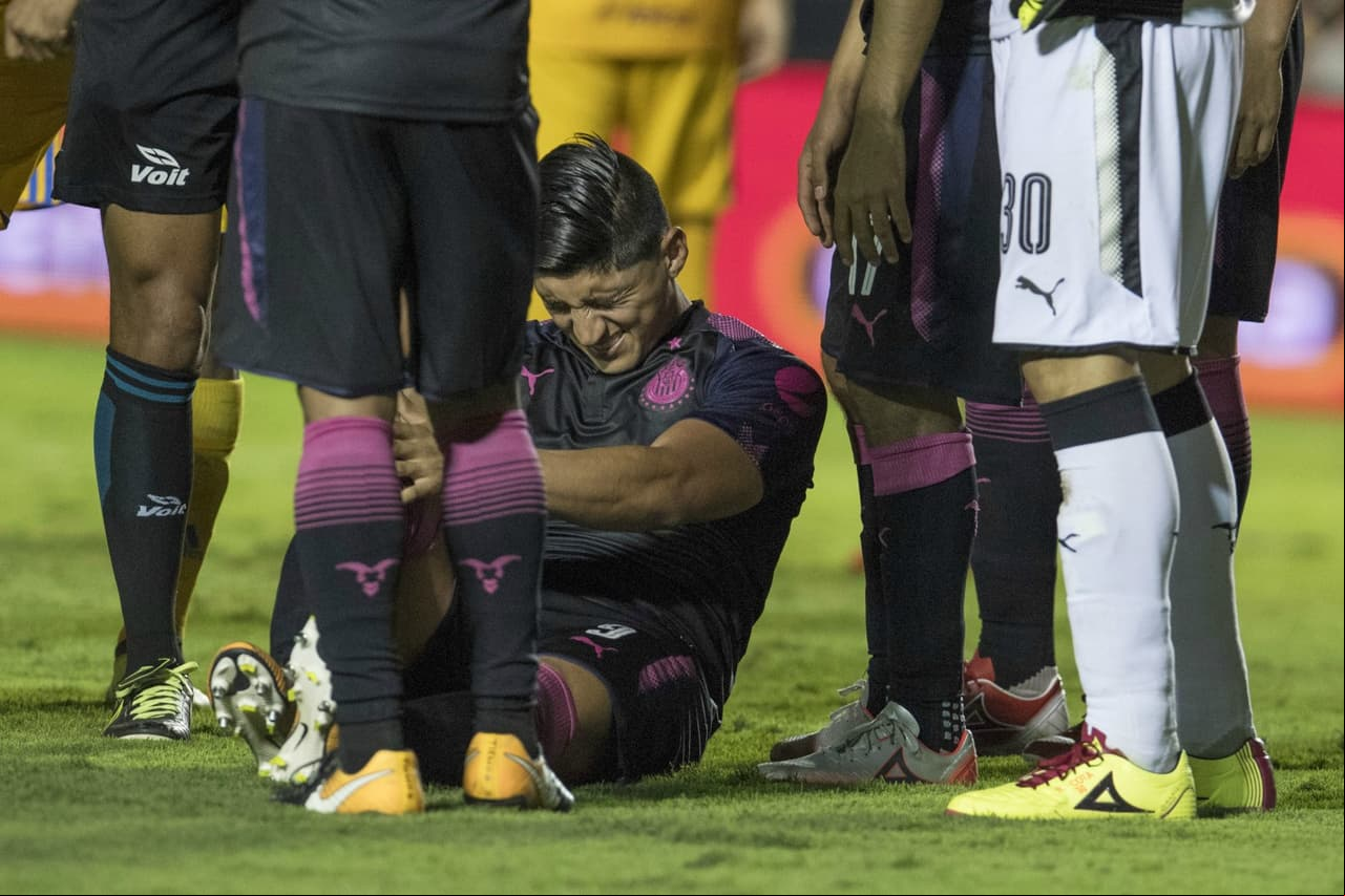 Alan Pulido apenas se recuperó de una lesión que lo alejó por meses de las canchas.