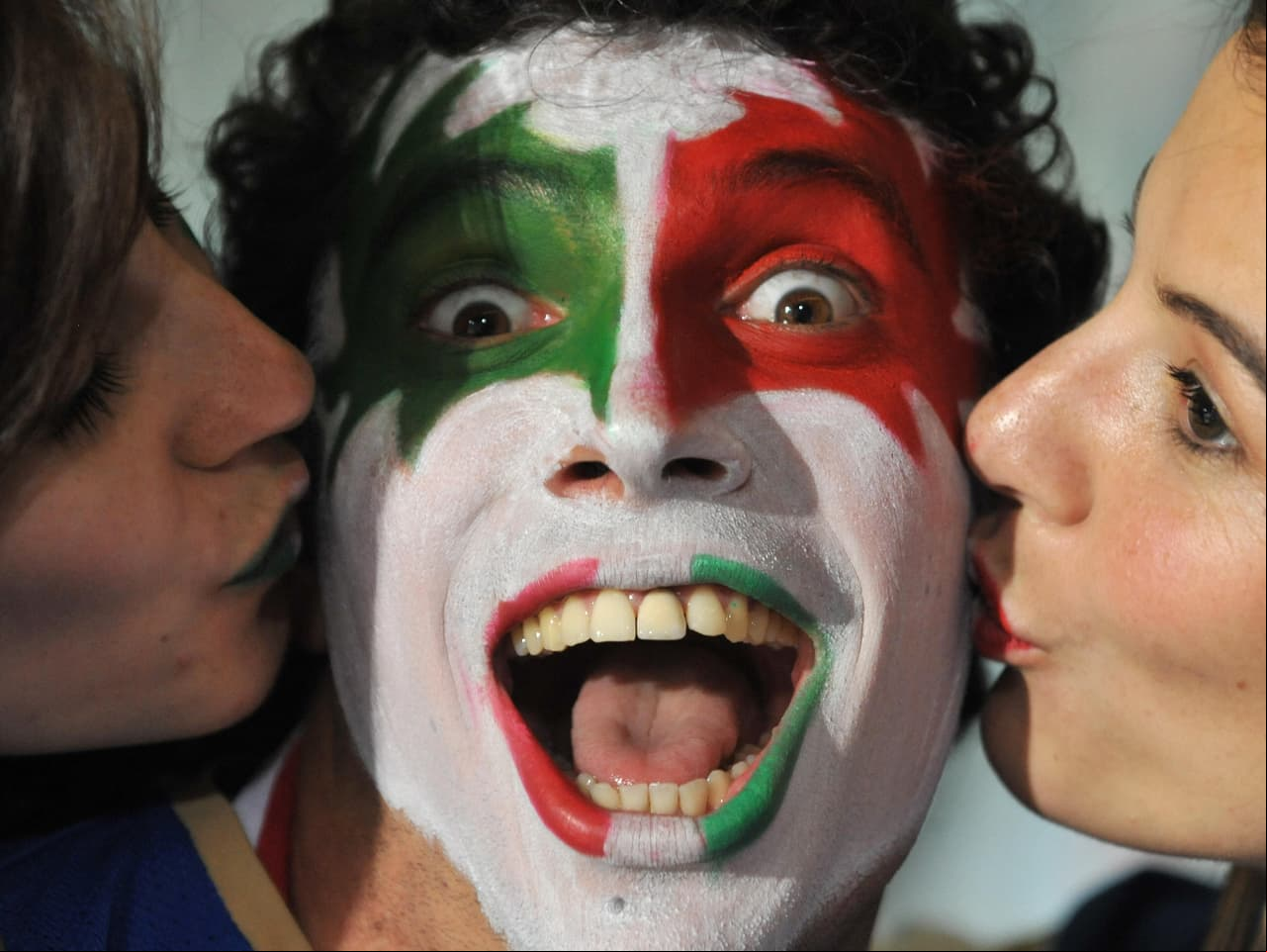 El atractivo del colorido de los rostros pintados es uno de los elementos del espectáculo del fútbol, pero cada uno tiene su propia historia. Por ejemplo, esta foto corresponde a un italiano durante la Copa Confederaciones de 2009, en la que la 'azurri' tuvo una de sus peores presentaciones.