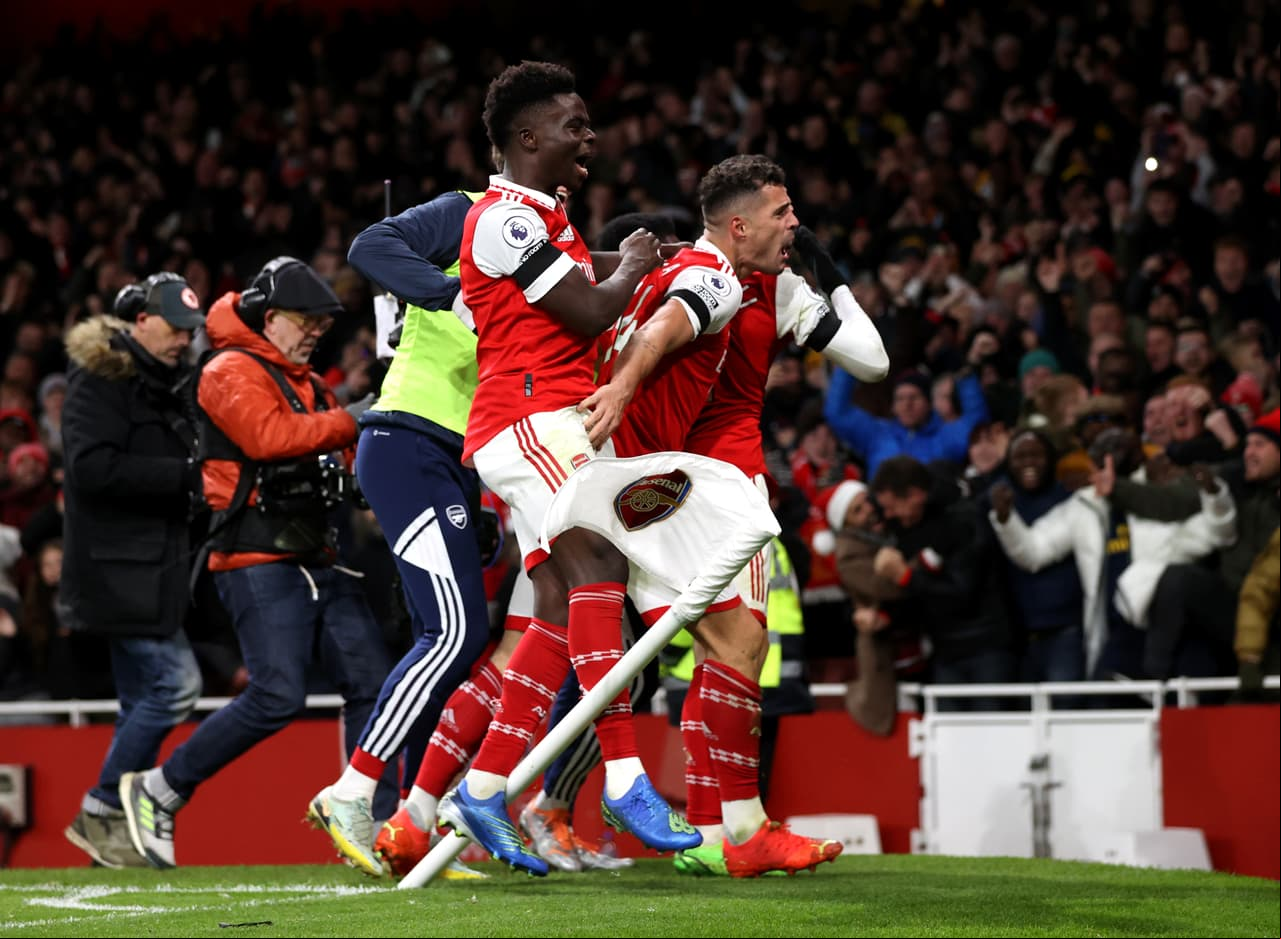 Arsenal remonta frente al West Ham United y no afloja el paso rumbo al título de la Premier League. Los Gunners llegaron a 40 puntos tras vencer 3-1 y aventajan por siete a su perseguidor, a espera de saber el resultado del Manchester City.