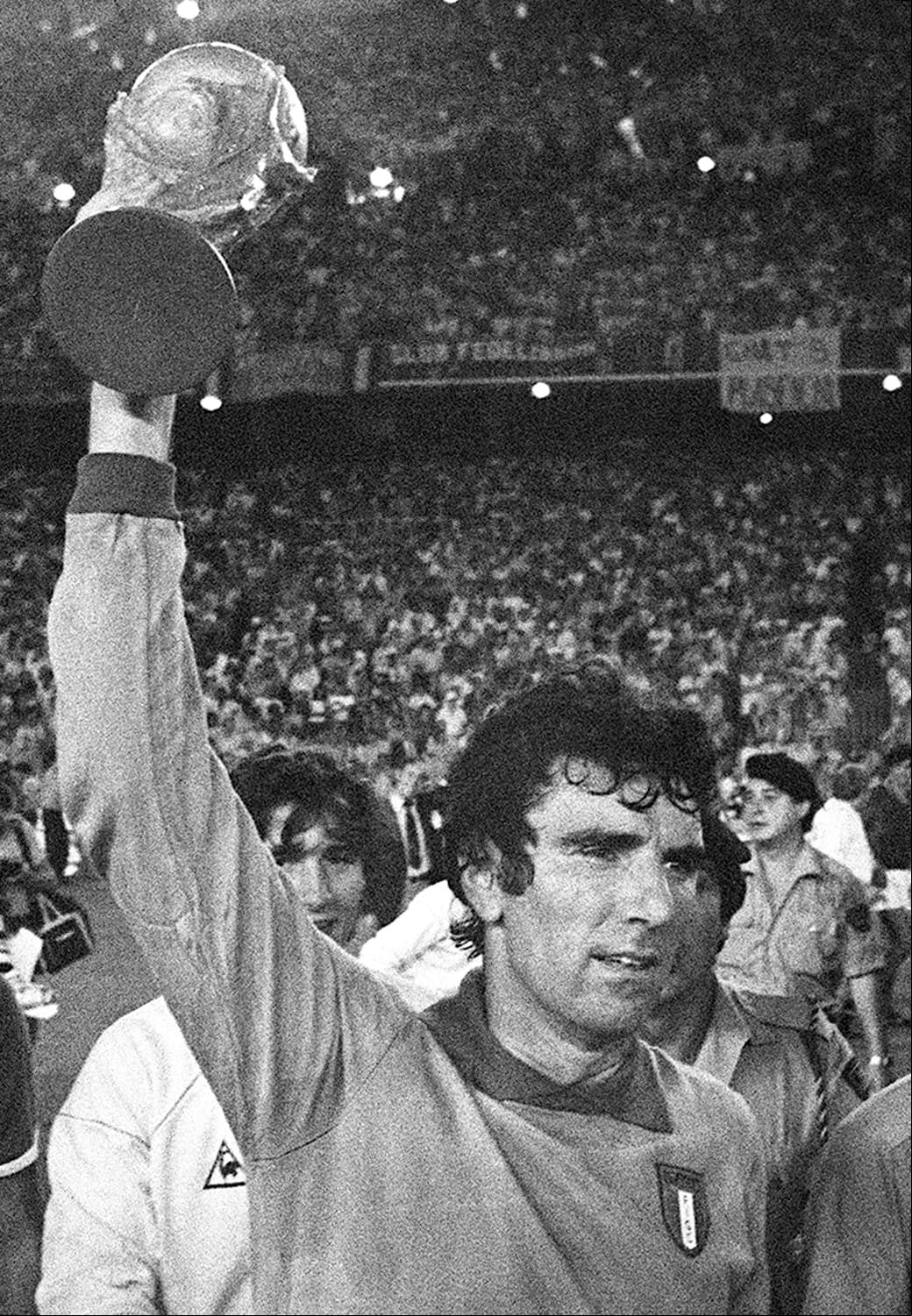 El arquero Dino Zoff fue un ejemplo de constancia con Italia y luego de tres participaciones en 1970, 1974 y 1978 alcanzaría en su cuarta asistencia el título mundial en 1982, siendo con 40 años el campeón más veterano.