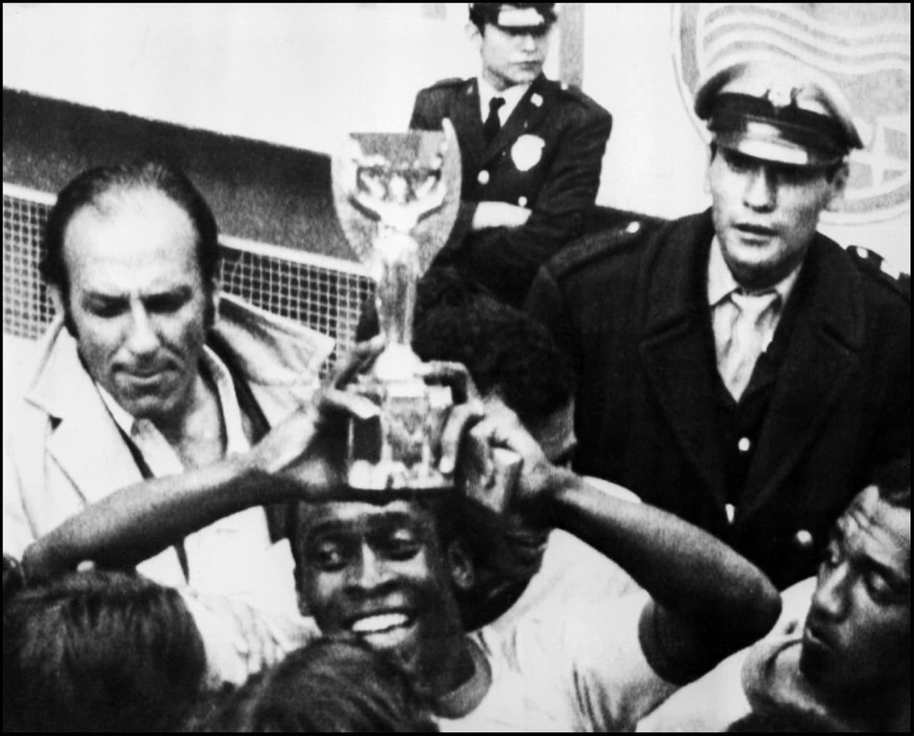 Pelé es sin duda el más destacado en los Mundiales: fue campeón en tres ocasiones (1958, 1962 y 1970) de sus cuatro participaciones (la restante fue en 1966, cuando jugó lesionado en medio de la polémica por los arbitrajes).
