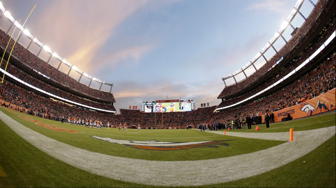 El Sports Authority Field está ubicado en la ciudad de Denver, Colorado. Fue inaugurado en el 2001 con capacidad para más de 75 mil espectadores.
