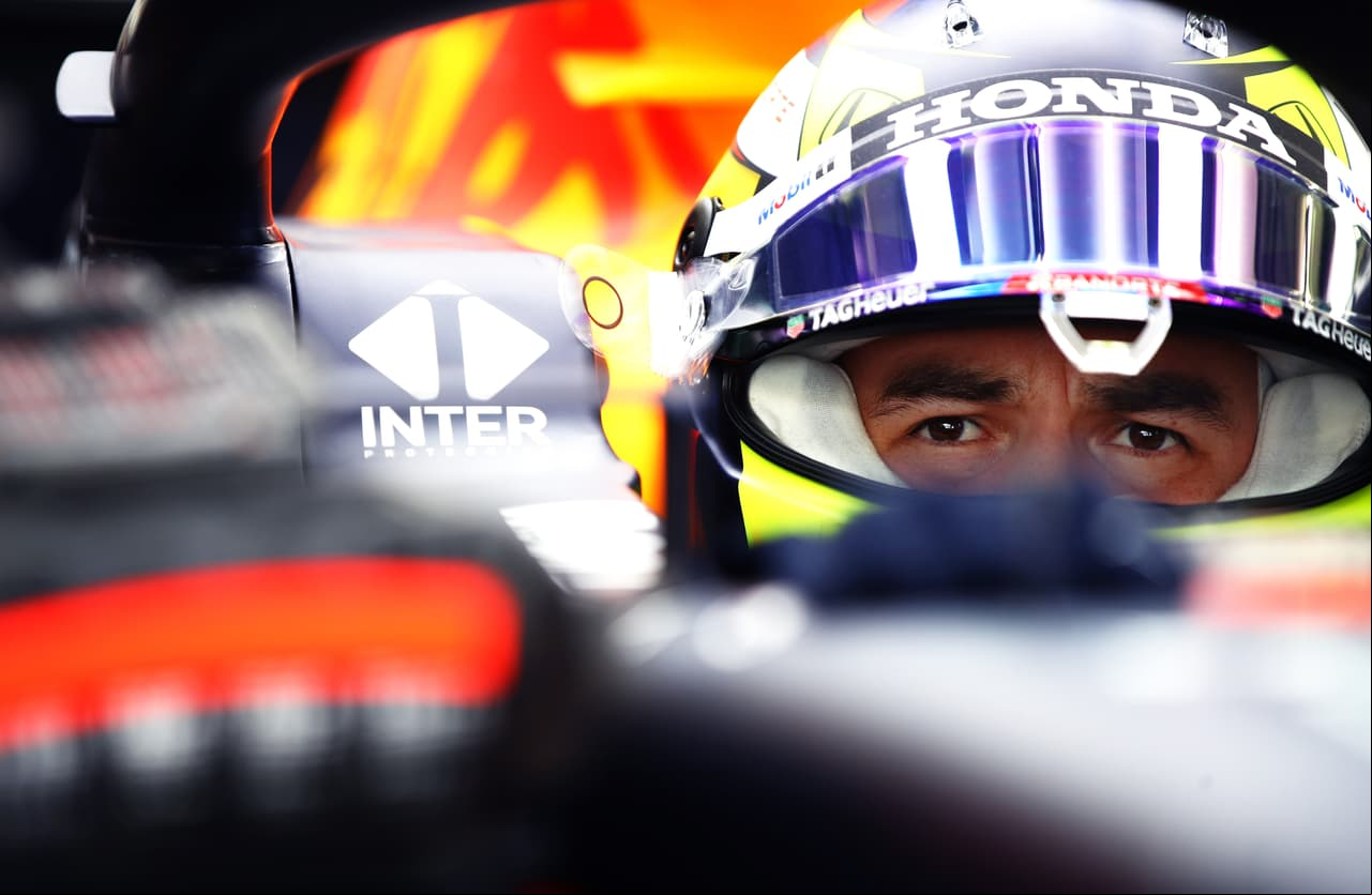 Checo Pérez fue el encargado de conducir el auto de Red Bull en el segundo día de prácticas de pretemporada de la Fórmula 1 para buscar la confiabilidad del RB16b. Su trabajo se basó en tandas largas y simulación de carrera con llantas de compuesto duro.
