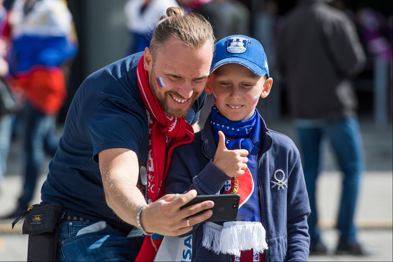 ¿Una selfie? Había tiempo para todo entre padre e hijo que esperaban el triunfo de su selección.