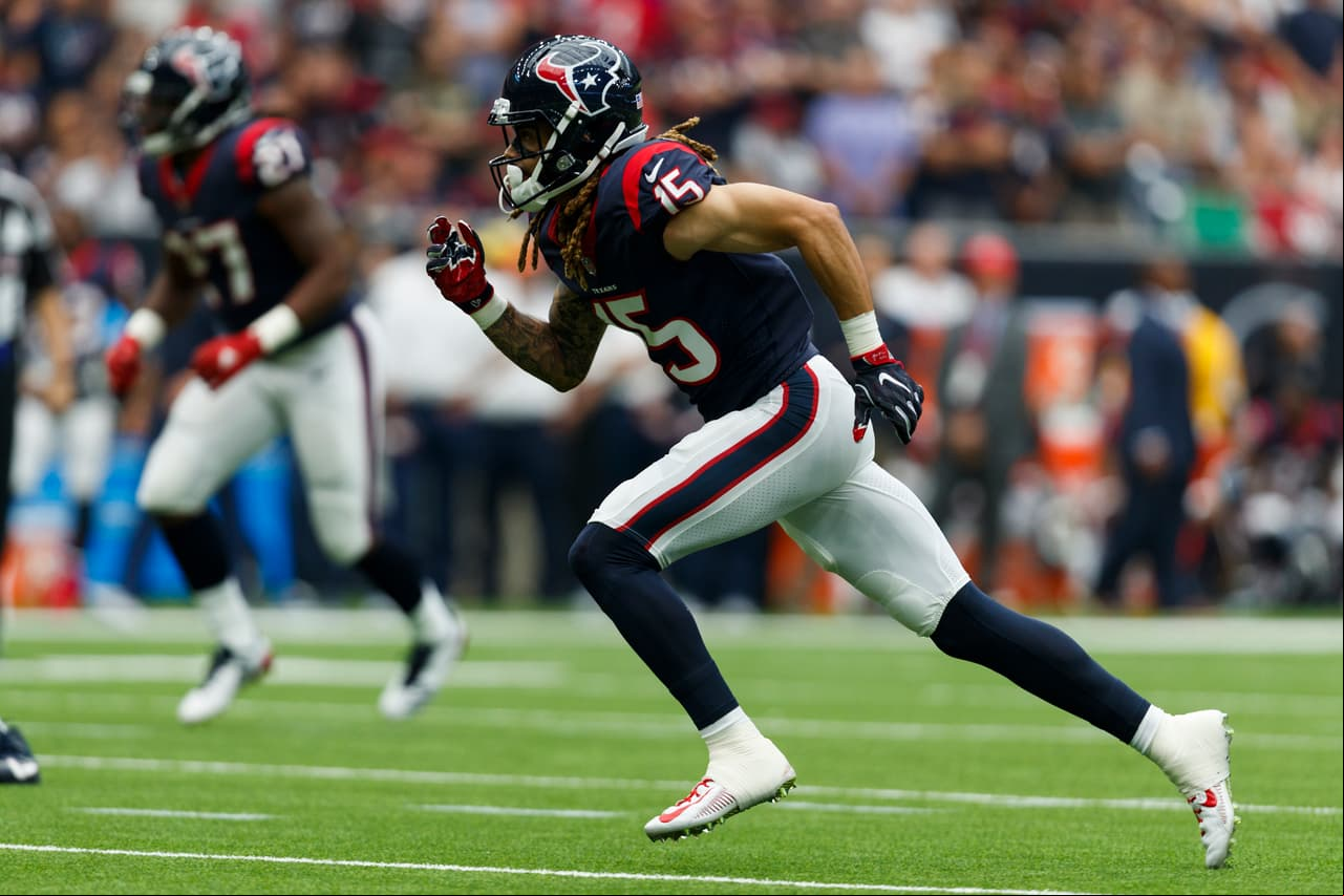 WR:
<br>
<b>Will Fuller (Texans)</b> Regresó de su lesión en la clavícula y mostró gran química con Watson, Recibió seis pases para dos touchdowns y participó en el 78% de las jugadas de HOU. Su velocidad y manos lo hacen una amenaza en la zona roja.