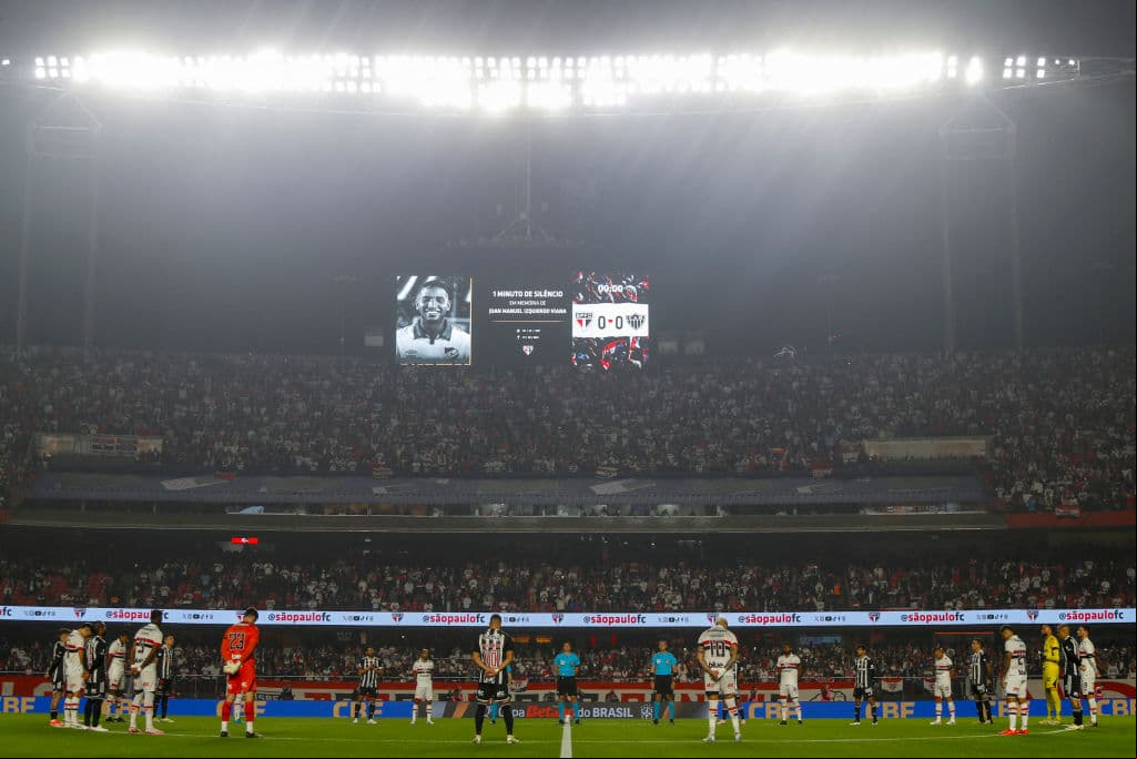 Los jugadores del Sao Paulo y de Atlético Mineiro rindieron homenaje a Juan Manuel Izquierdo en la Copa do Brasil.