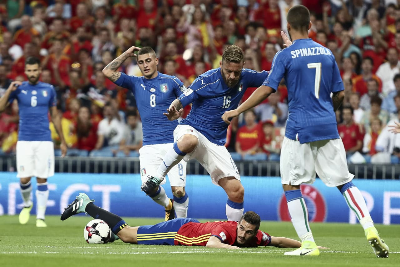 Sobre el minuto 12, de Rossi le cometió una falta a Koke cerca al área.