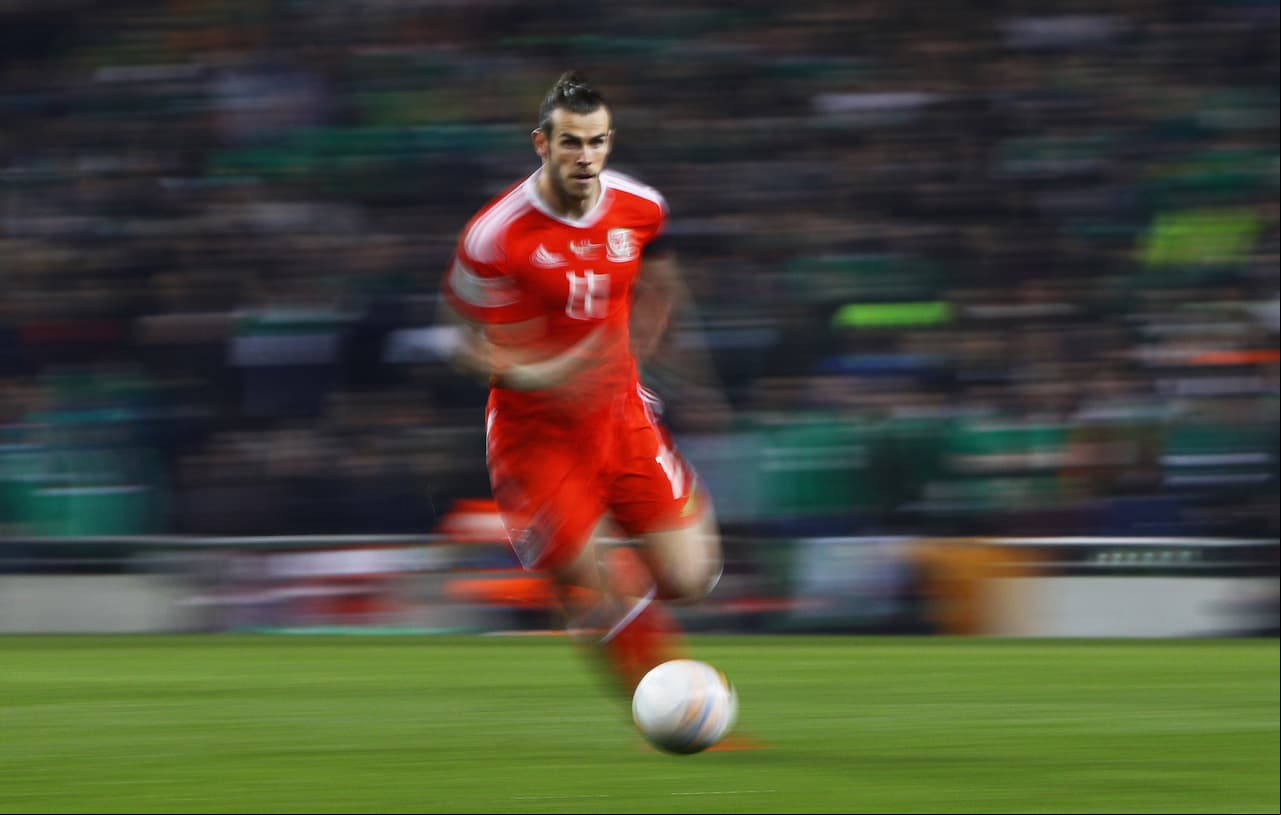 De acuerdo con un estudio, el galés Gareth Bale es el futbolista más veloz del mundo. Según ese informe puede llegar a una velocidad máxima de 36,9 kilómetros por hora.