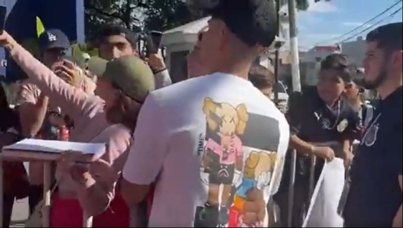 Pulido tiene gran gesto con fans en su primera práctica con Chivas