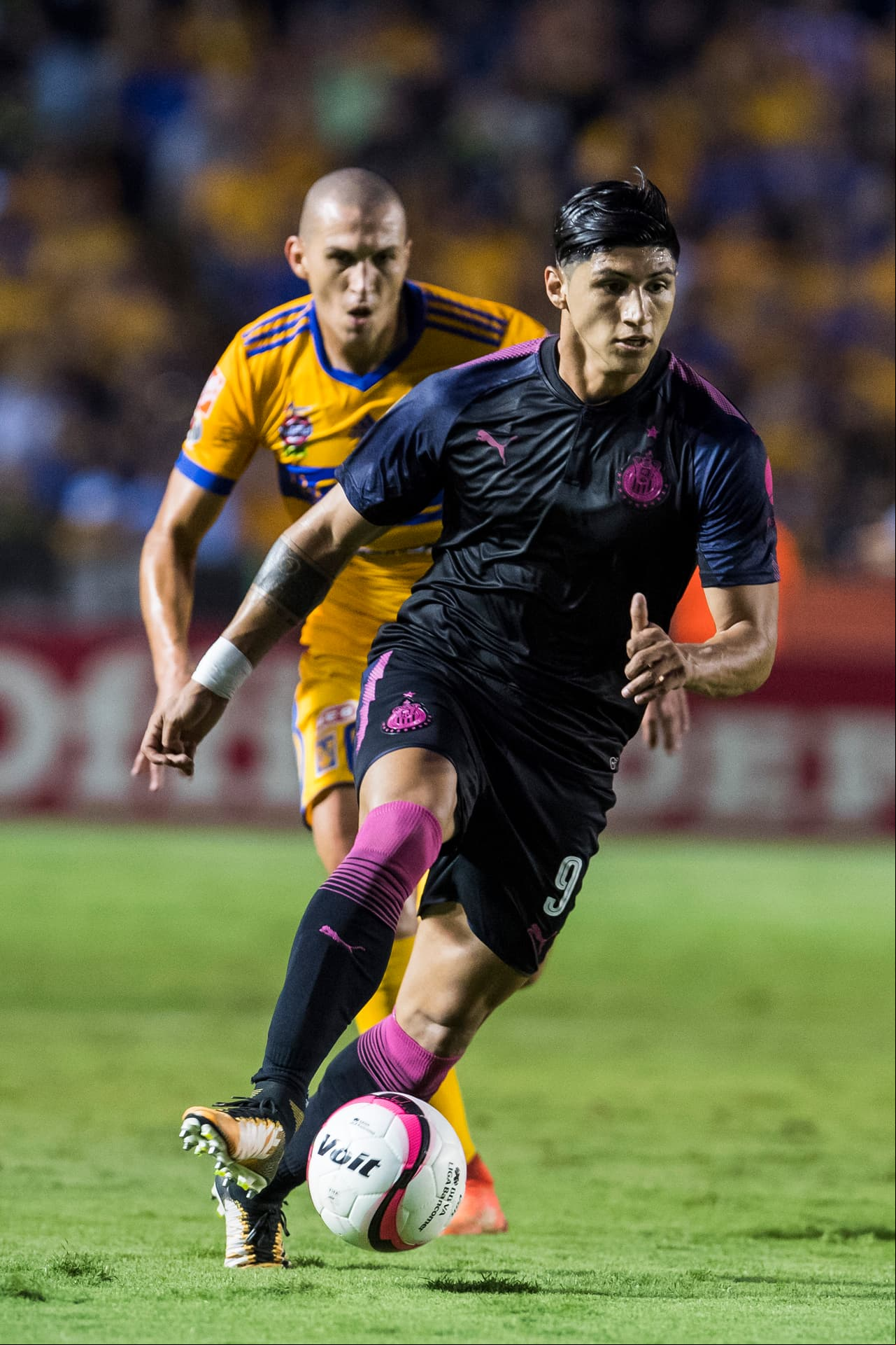 Una buena noticia es ver a Alan Pulido de nuevo en la titularidad. Recordemos que viene saliendo de una lesión que lo alejó par de meses de los terrenos de juego.