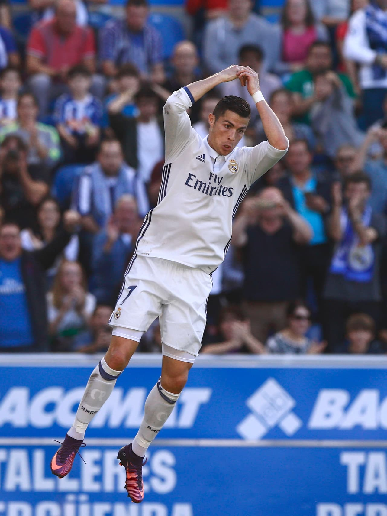 Aunque ha pasado por muchos goles y celebraciones, el salto contundente de Cristiano Ronaldo es la más representativa del delantero portugués del Real Madrid.
