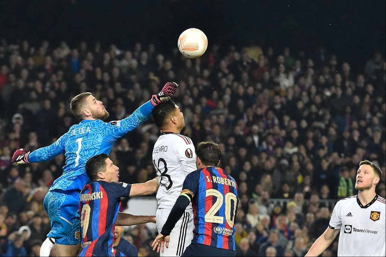 El Barcelona y el Manchester United empataron en la ida de los dieciseisavos de final de la Europa League; los goles culés fueron de Marcos Alonso y Rapinha y por los Devils marcaron Marcus Rashford y un autogol de Jules Koundé.