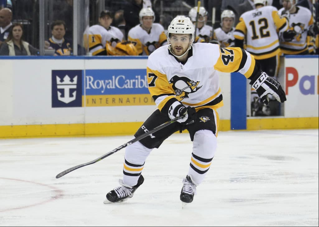 Jugador de hockey Adam Johnson muere tras corte en el cuello con un patín