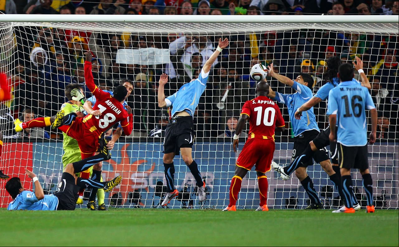 Luis Suárez anotó su primer gol con Uruguay el 13 de octubre de 2007 contra Bolivia en las eliminatorias al Mundial de Sudáfrica, al que asistió. En la máxima cita es recordada la mano que salvó a su equipo del gol contra Ghana y que le costó la expulsión. Al final, ese sacrificio funcionó y clasificaron a semifinales.