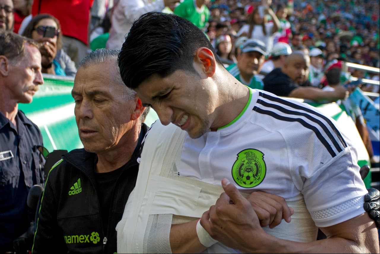 Alan Pulido sufre fractura de humero, con lo que se perderá la Copa Oro