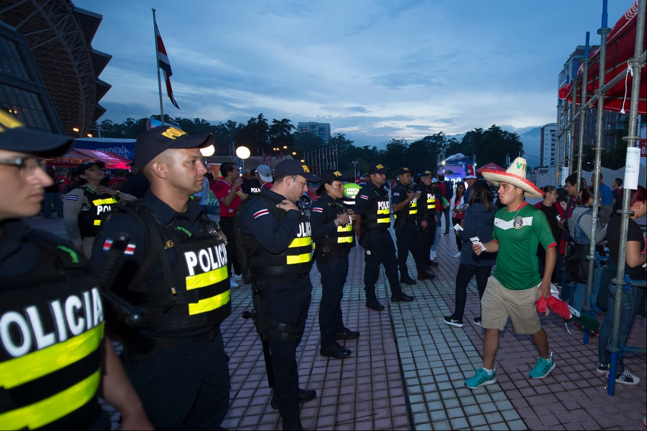 La Policia costarricense se hizo presente en el estadio para mantener la seguridad de todos los asistentes.