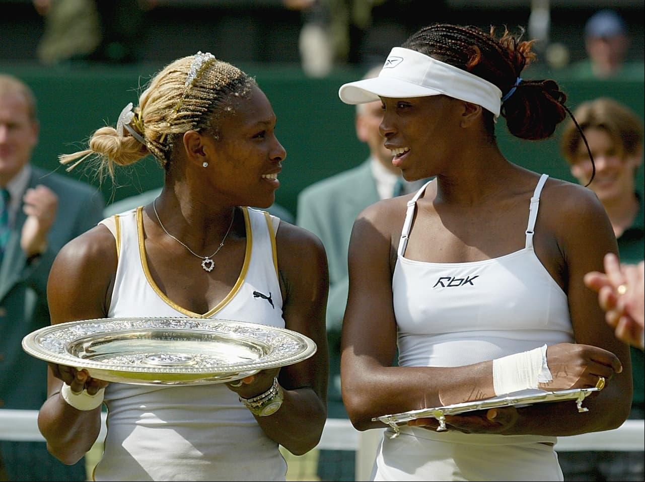 Serena venció en dos sets a Venus por 7-6 (4), 6-3 en un lugar que sería el predilecto de ambas para finales de torneos 'grandes'.