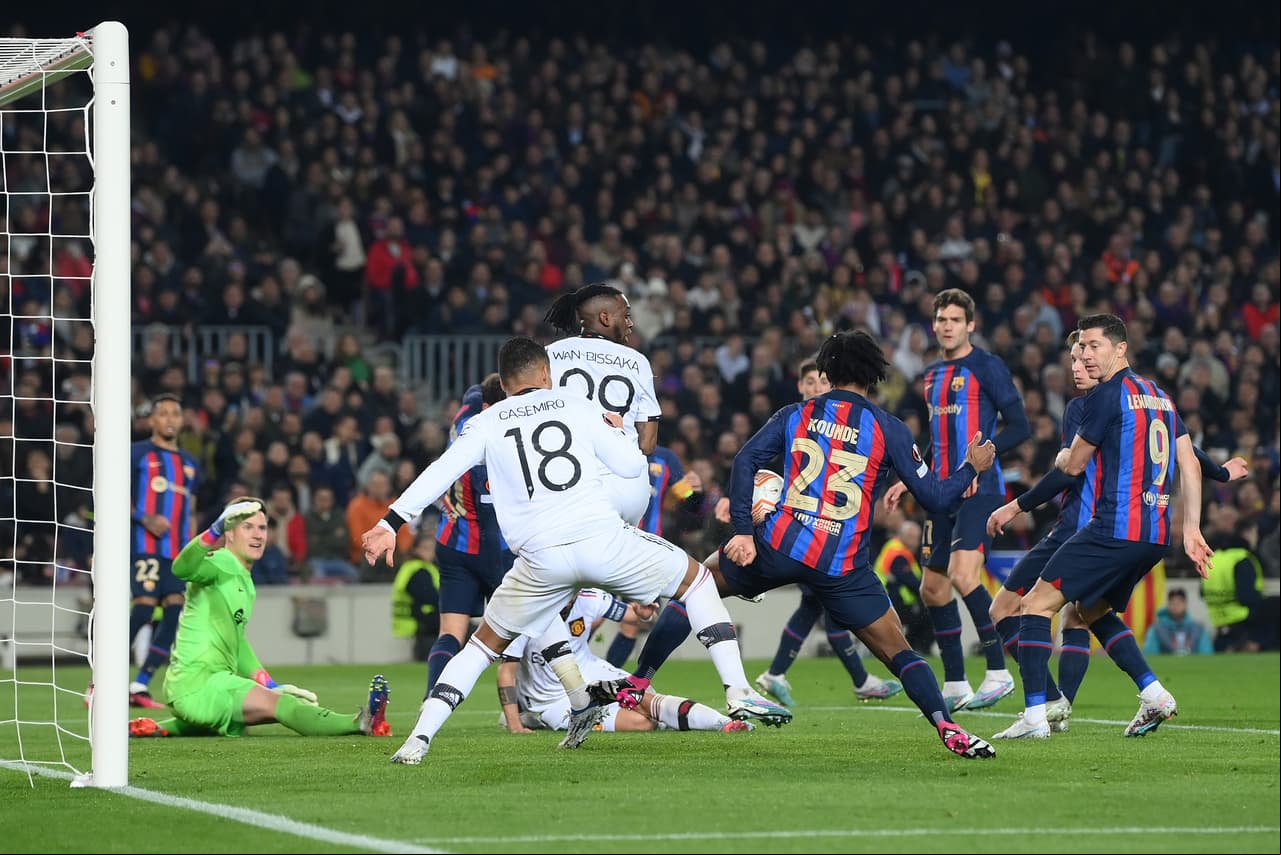 El Barcelona y el Manchester United empataron en la ida de los dieciseisavos de final de la Europa League; los goles culés fueron de Marcos Alonso y Rapinha y por los Devils marcaron Marcus Rashford y un autogol de Jules Koundé.