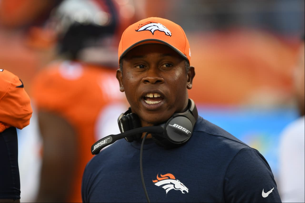BRONCOS | El coachUna muy complicada tarea tendrá Vance Joseph en su primer año como head coach de Denver: la de regresar al equipo a la cima de una división que desde el año pasado se tornó altamente competitiva. Joseph fue coordinador defensivo de los Dolphins el año pasado y hay pocas dudas de que los Broncos serán duros sin el balón, pero hay que esperar qué tanto puede explotar el potencial de su QB Trevor Siemian.