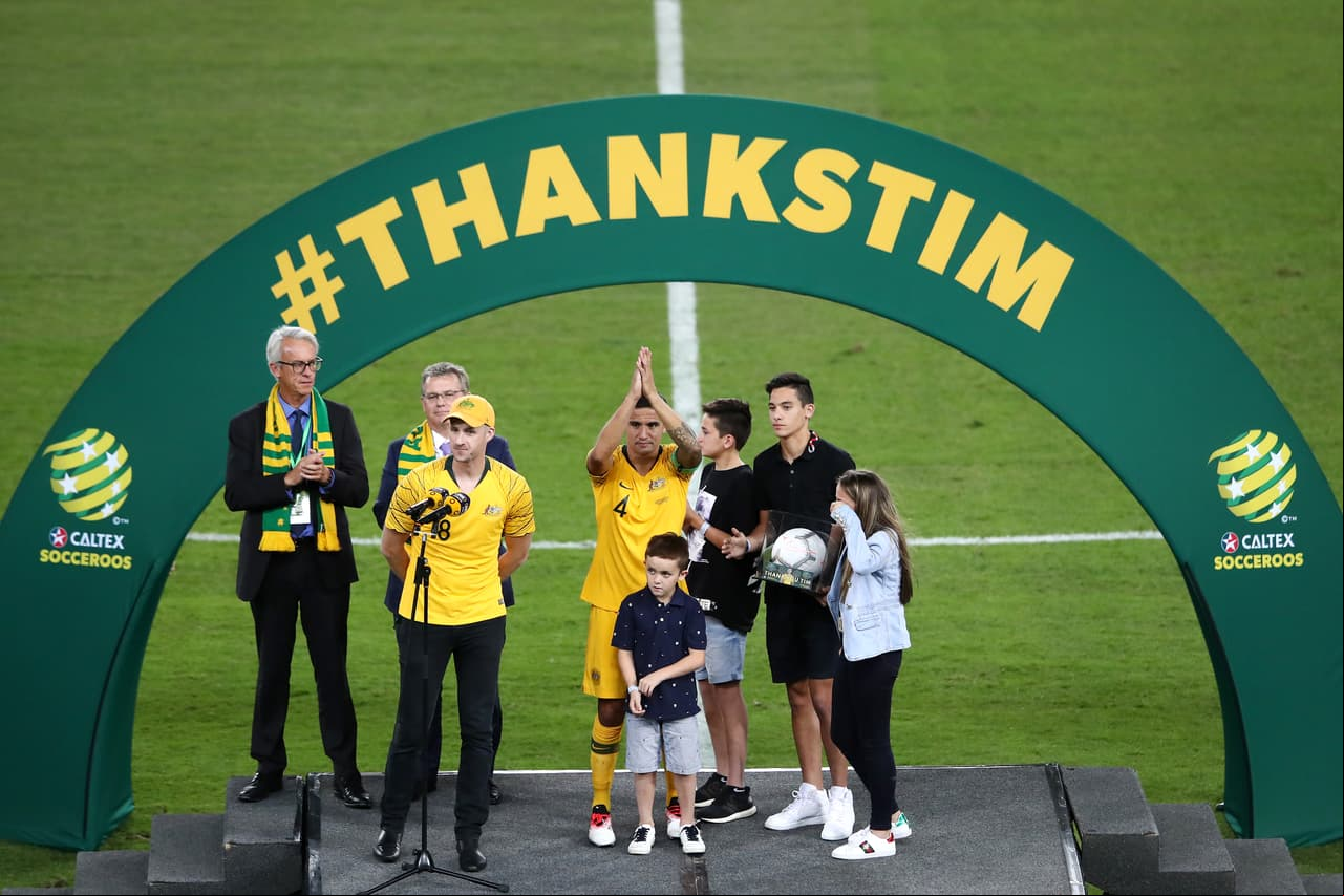 Con quienes subió a la tarima dispuesta por la Federación de Fútbol de Australia (FFA).