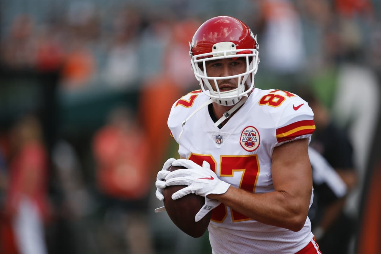 2. Travis Kelce | Kansas City ChiefsEl mejor ala cerrada en el Fantasy del año pasado. Sólo hizo cuatro touchdowns, pero su actuación es clave en el sistema de juego alrededor de Alex Smith, quien completó 85 de los 117 pases que le lanzó. Es una garantía.