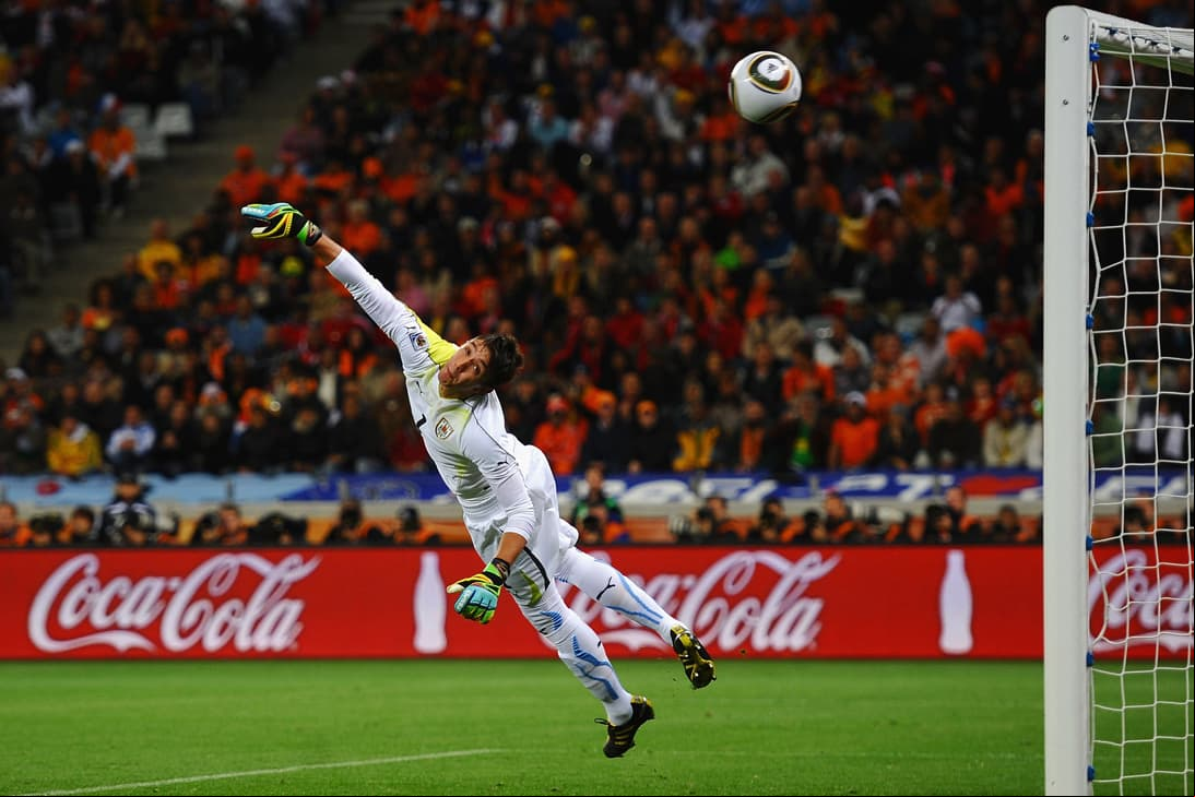 9. Uruguay vs. Holanda – Semifinal Copa Mundial 2010: aquel golazo de Gio van Bronckhorst en Sudáfrica dejó retratado a Fernando Muslera en su intento por evitar la caída de su arco.