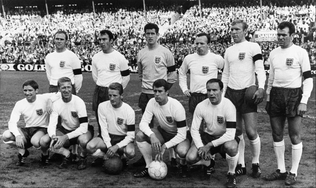 Sir Bobby Charlton (arriba, cuarto de izq. a der.) estuvo con Inglaterra en los mundiales de 1958, 1962, 1966 y 1970 y fue el gran líder que le dio el hasta ahora único título en este certamen a su país en 1966.