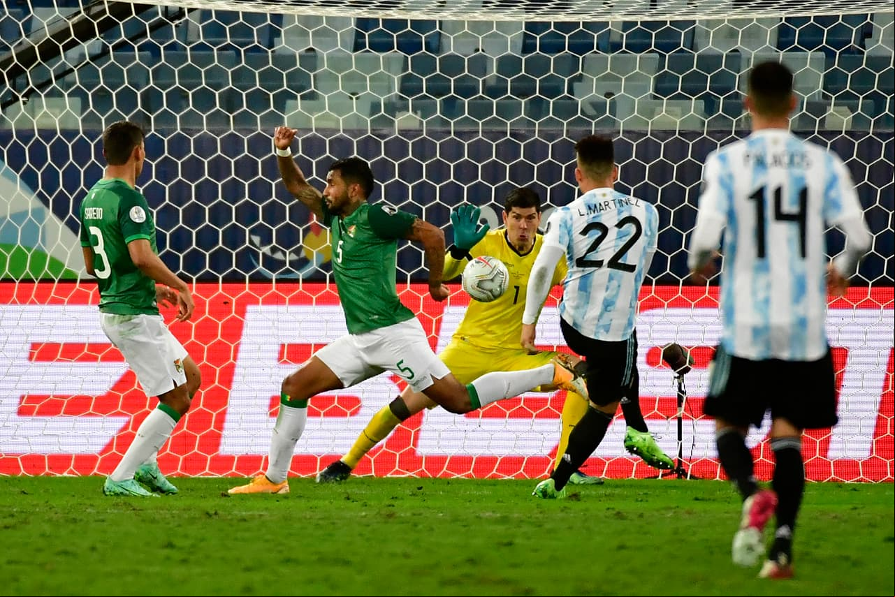 Argentina le pasó por encima a Bolivia con una gran noche de Lionel Messi, quien ya es el jugador con más apariciones en la selección albiceleste. ‘Papu’ Gómez hizo el primer gol del partido y Lautaro Martínez sentenció. Bolivia hizo el del honor.