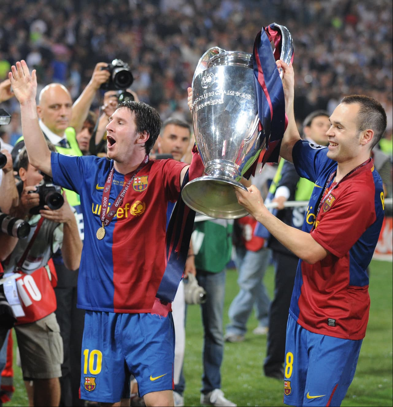 Desde entonces, las historias de éxito han sido más que las de derrotas, llegando a acumular 30 títulos con la camiseta del Barça. Es uno de los dos jugadores con más campeonatos en el club. El otro es Messi...