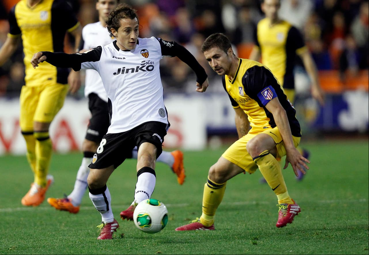 La calidad y experiencia de Guardado lo hicieron visible para llegar a Valencia en 2012, en una temporada en la que disputó 44 partidos, 32 de ellos en la Liga de España.