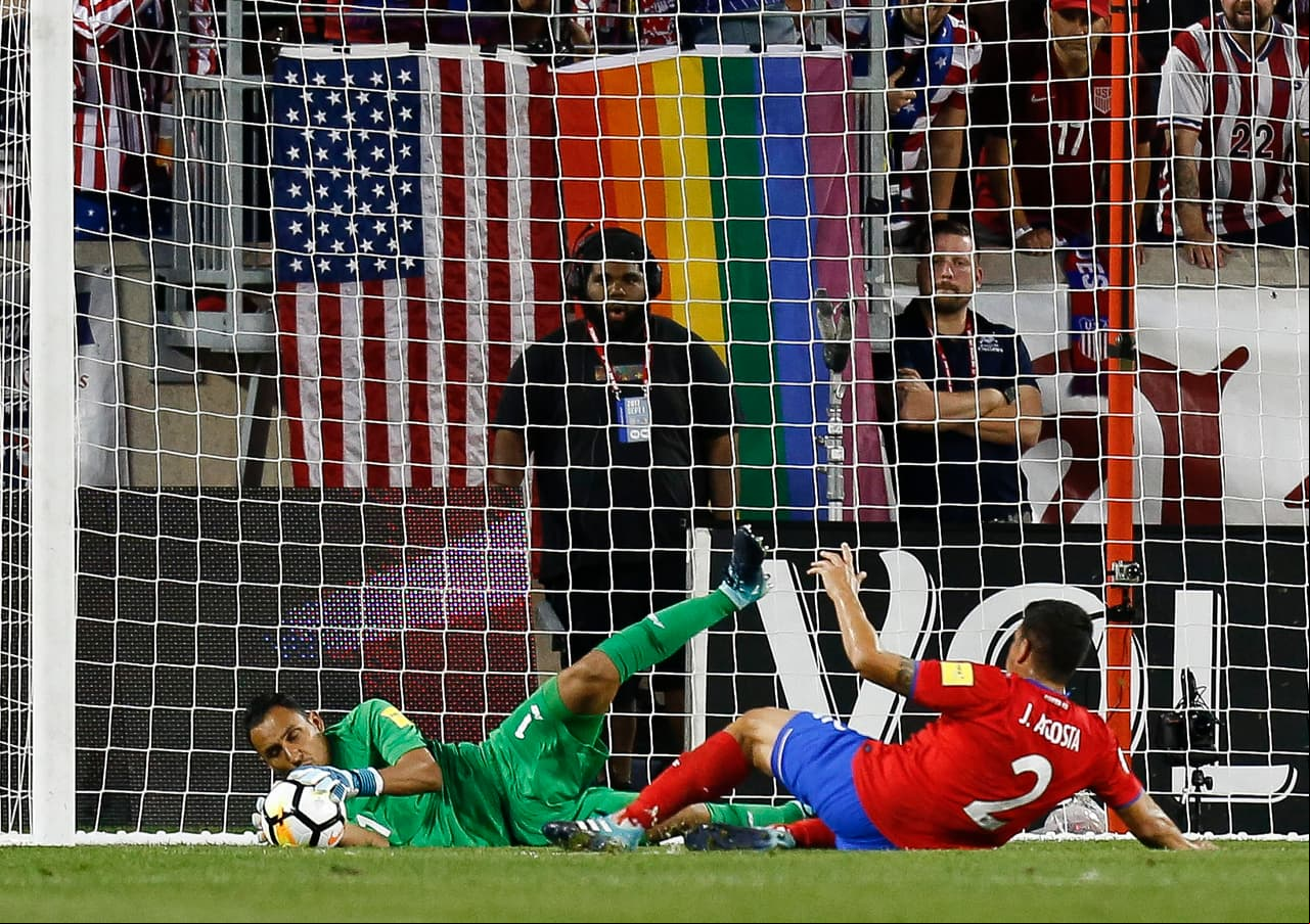 Para desgracia de Estados Unidos y fortuna de Costa Rica, en el arco estaba Keylor Navas, quien se exigió cuando fue necesario para salvar su portería.