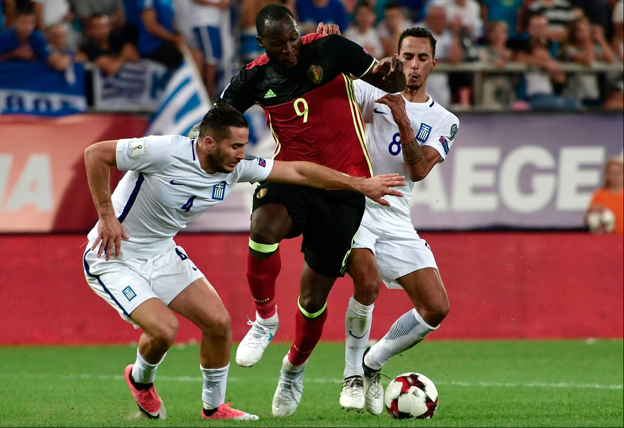 Con su tremendo físico, el goleador Romelu Lukaku generó también muchos problemas para Kostas Malonas, defensor que juega para la Roma de la Serie A.
