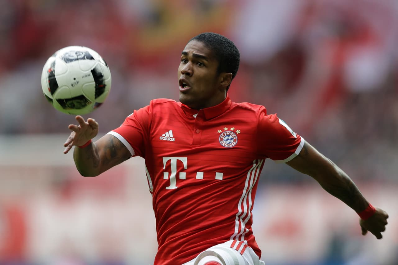 El brasileño Douglas Costa tiene un pie fuera del Bayern Múnich y sería la Juventus su nuevo equipo.