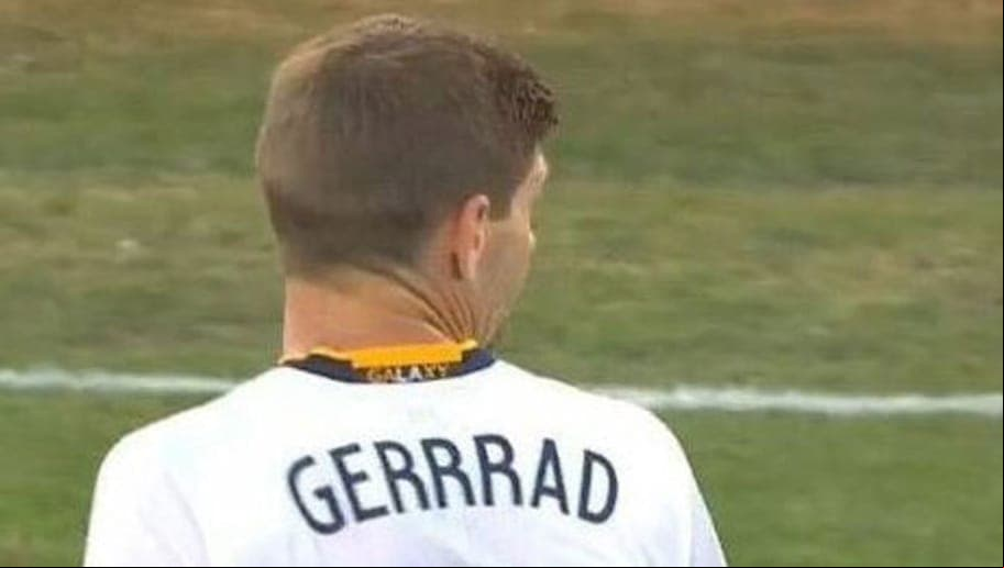 <b>Steven Gerrard</b> - La leyenda del Liverpool tuvo que jugar un partido en su pase por el Galaxy con su apellido totalmente mal escrito ya que decía Gerrrad en vez de Gerrard.