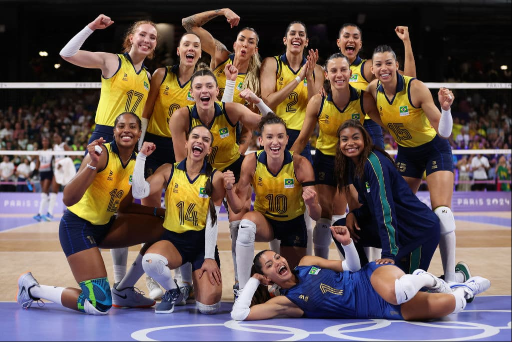 Jugadoras del equipo de Brasil posan para la foto después de la victoria durante el partido de cuartos de final ante República Dominicana en en voleibol femenino de los Juegos Olímpicos de Paris 2024.