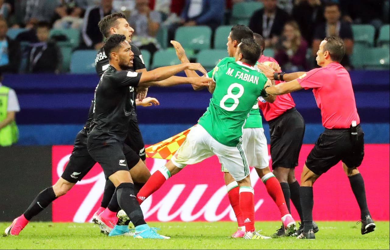 Los árbitros vieron cómode repente se armó una trifulca entre los jugadores de ambos equipos.