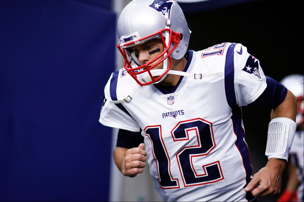 <b>1. TOM BRADY | New England Patriots</b>
<br>Aunque muchos analistas colocan en primer lugar a Rodgers, ¿cómo negarle ese sitio al máximo ganador de anillos de Super Bowl? Y no solo se trata de sus cinco Trofeos Vince Lombardi. Brady demostró en 2016 que sigue a un estupendo nivel y ahora con 40 años de edad no piensa bajar el ritmo. La leyenda de los Patriots quizás perdió a Edelman pero recuperó a un Gronkowski renovado y para colmo le contrataron al velocista Brandin Cooks. Será un año aún más fantástico con un ataque plagado de 
<i>playmakers.</i>