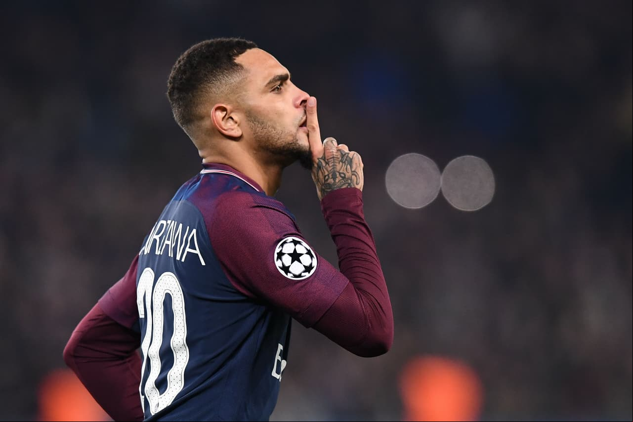 Primero, cazando un rebote de un tiro libre de Neymar. La pelota quedó flotando en el punto penal y él la empujó.