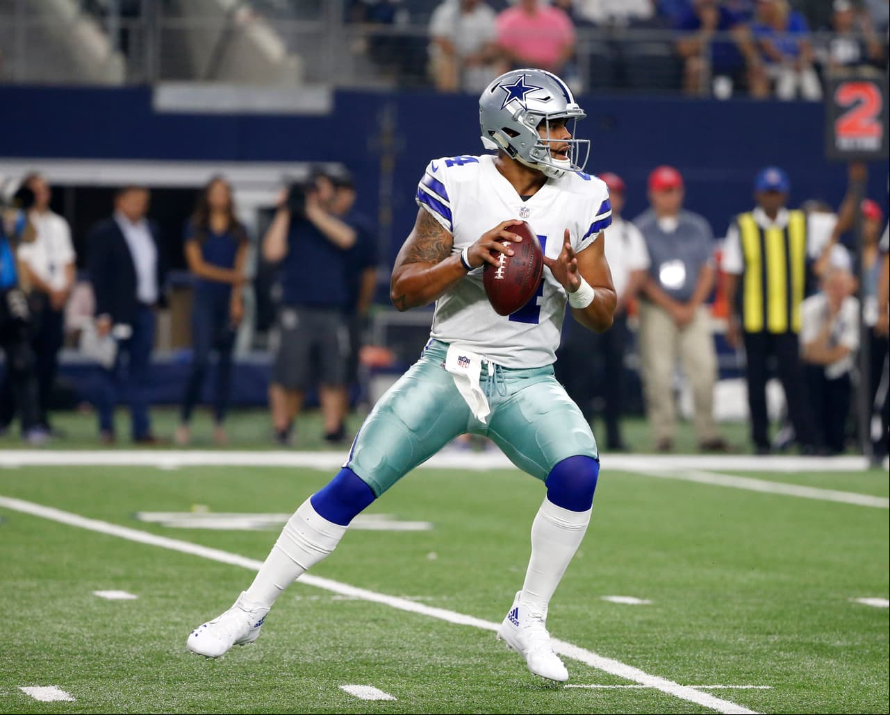 <b>10. DAK PRESCOTT | Dallas Cowboys</b>
<br>Su temporada de novato en 2016 fue espectacular, sobre todo en materia de nivel de juego, equilibrio y toma de decisiones. Aunque lo que impresionó fue su rating de 105 y no sus 3667 yardas y 23 touchdowns, terminó como el sexto mejor quarterback de la liga en Fantasy con 286 puntos gracias a sus TDs por tierra y escasas cuatro intercepciones. El reto de la segunda campaña siempre es duro para un joven que brilló en su primer año, pero Prescott luce sensato y preparado para mejorar esos números con su excelente línea ofensiva, además de Dez Bryant, Jason Witten, Cole Beasley y su compadre Ezekiel Elliott cuando cumpla su sanción y regrese al emparrillado.