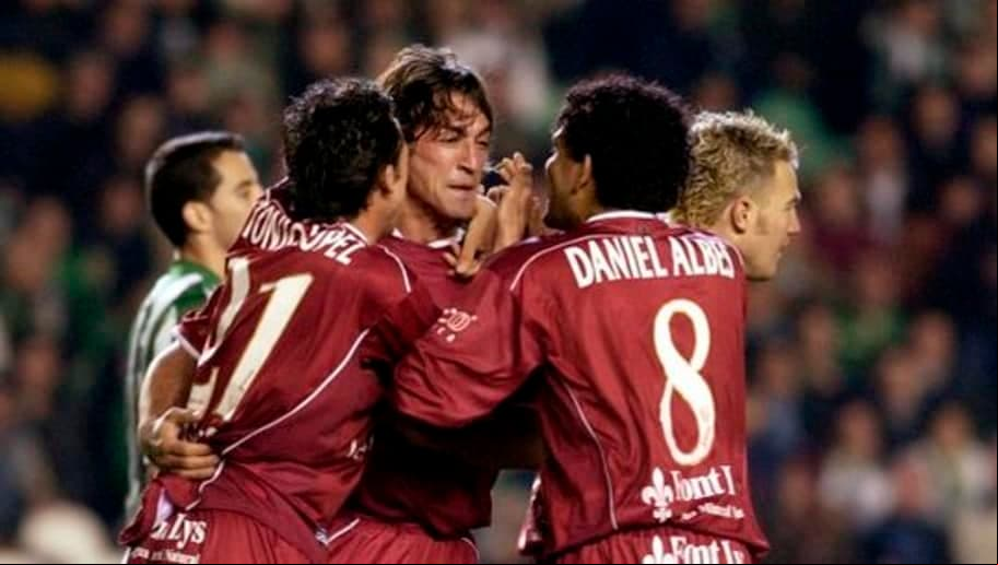 <b>Dani Alves -</b> El jugador con más trofeos en la historia del futbol, tuvo que jugar con su dorsal mal escrito ya que la camisa decía Daniel Albes en vez de Daniel Alves.