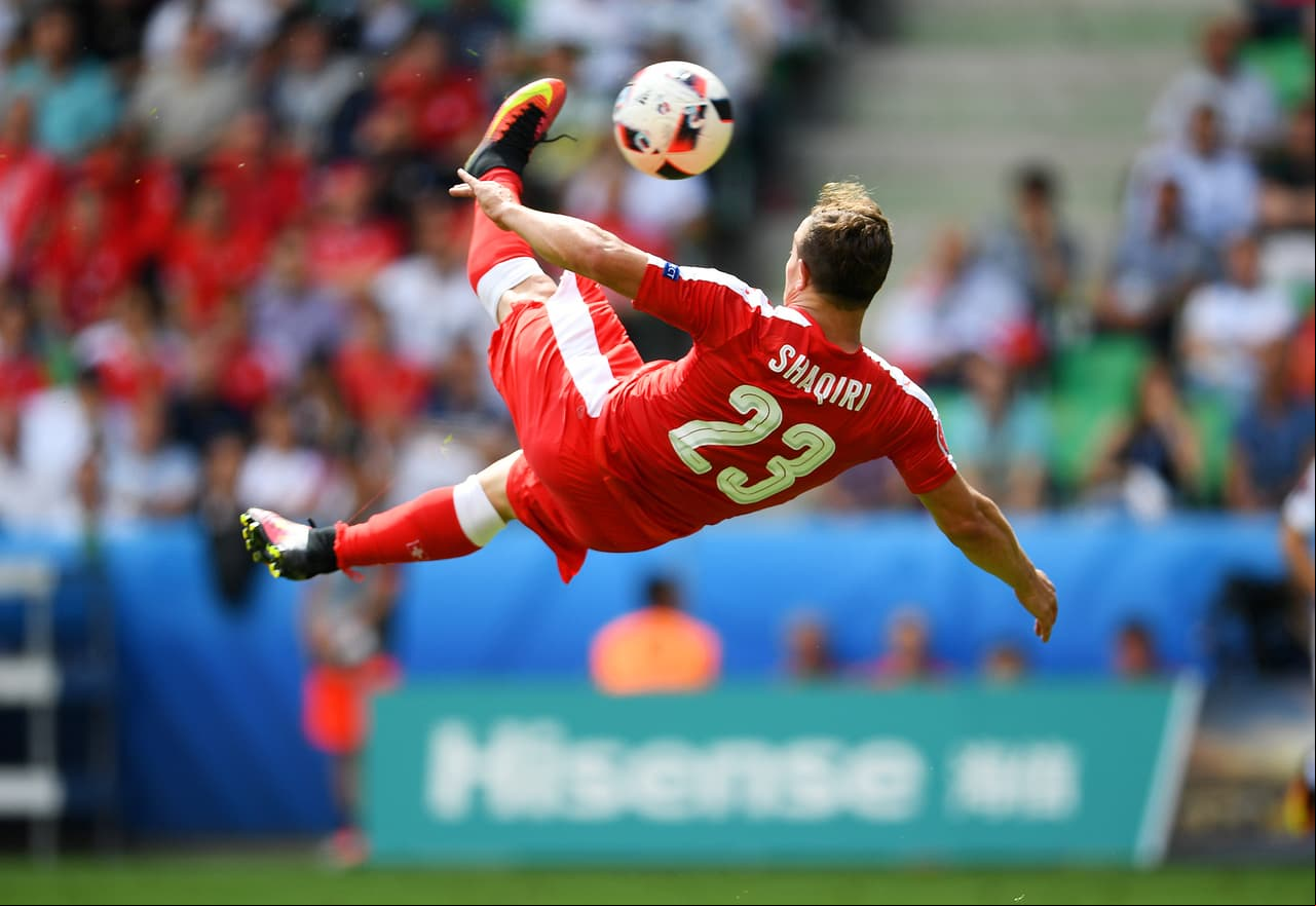 Xherdan Shaqiri (Suiza) - el mediocampista suizo empató con este golazo el juego de su selección ante Polonia en la Eurocopa de Francia 2016.