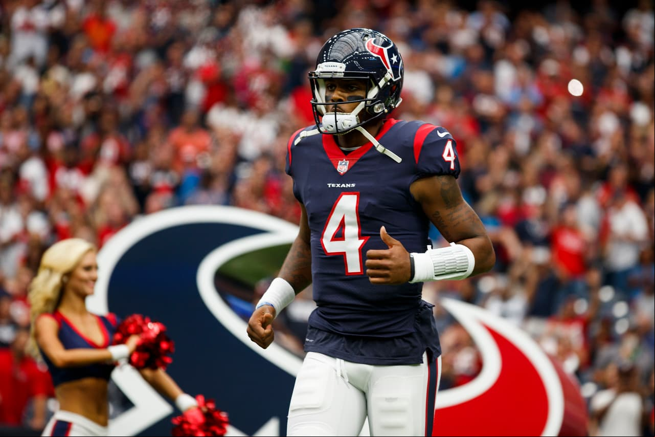 <i>WAIVERS</i>
<br>QB:
<br>
<b>Deshaun Watson (Texans) </b>El novato de Houston está demostrando calidad para tomar las riendas del equipo. Lleva dos semanas con más de 300 yardas totales y es una gran opción para los dueños de Matt Ryan, Kirk Cousins o Derek Carr que no jugarán.